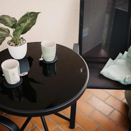 Lägenhet Haus Martina Im Herzen Der Rhoen - 3 Einzelbuchbare Moderne Fuer 2-8 Personen, Terrasse, Balkon, Garten, Und E-bike Keller, Lounge, Freies Wlan, Familienfreundlich